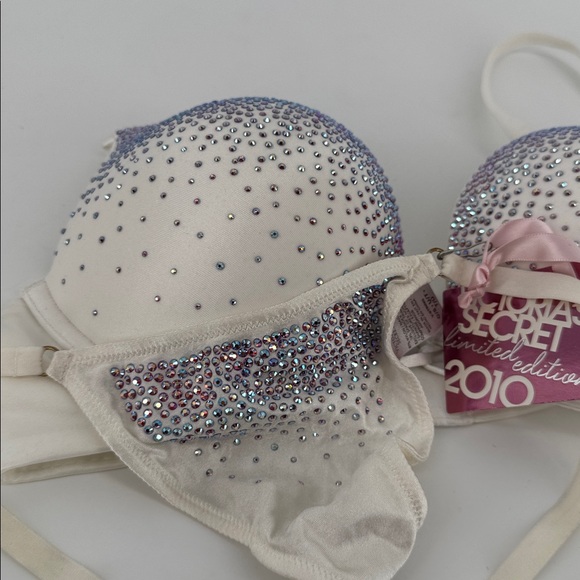 Victoria’s Secret Fashion Show 2010 Swarovski Miraculous Plunge Bra & Thong - Picture 15 of 16